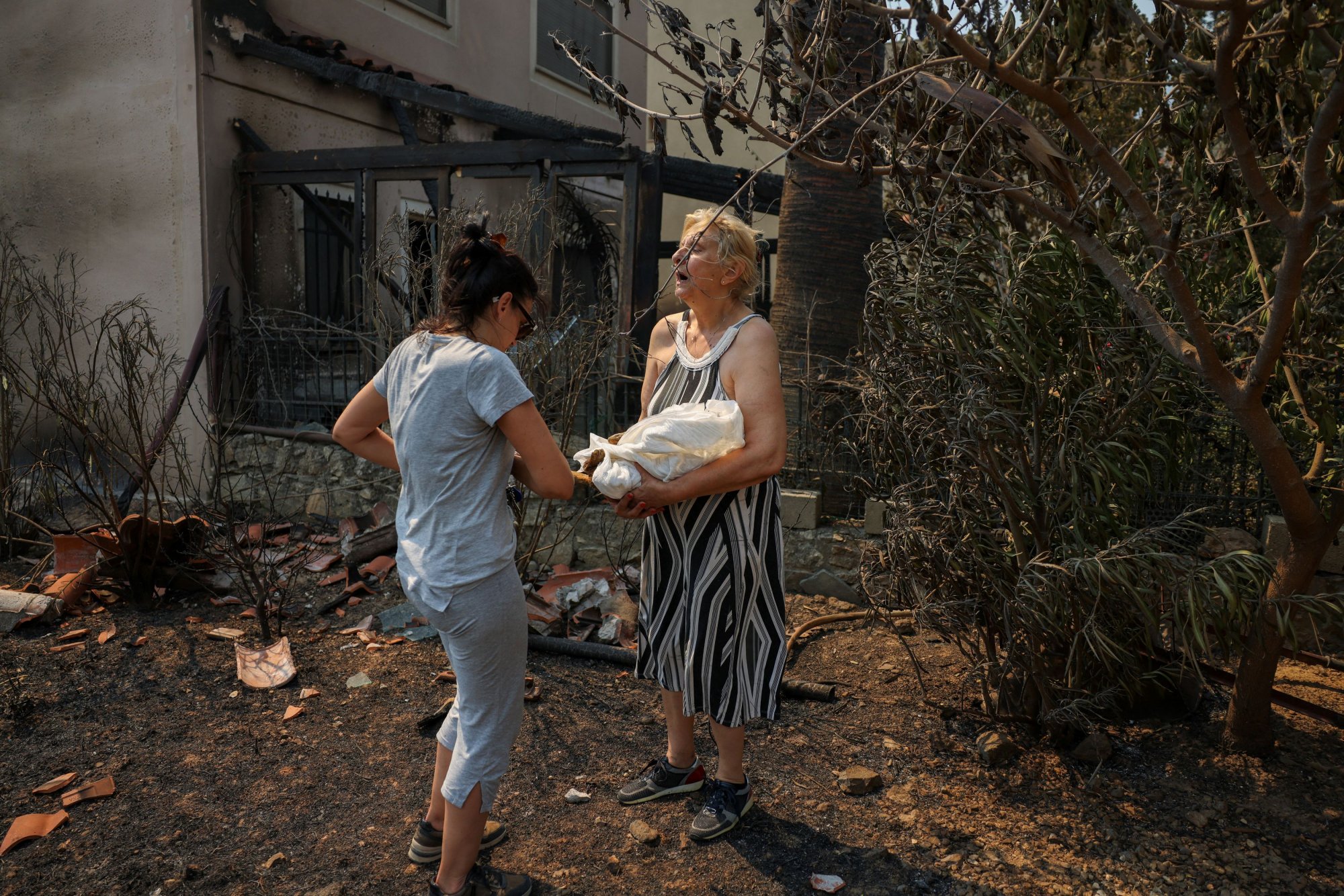 Οι εικόνες της καταστροφής μετά την φωτιά στην βορειοανατολική Αττική