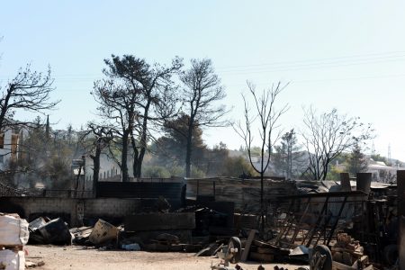 Οι εικόνες της καταστροφής μετά την φωτιά στην βορειοανατολική Αττική