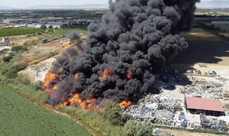 Περιορίστηκε η φωτιά στη Λάρισα – Μαύρος ο ουρανός από τους πυκνούς καπνούς