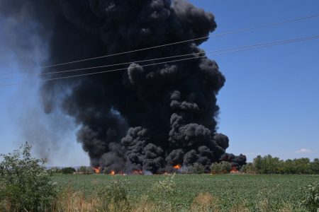 Φωτιά τώρα στη Λάρισα – Εκρήξεις και πυκνός μαύρος καπνός – «Παραμείνετε μέσα»