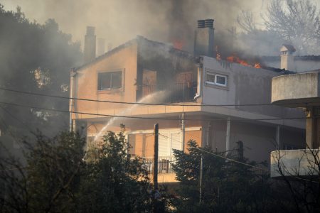 Φωτιές στην Αττική: Αφημένοι στην τύχη τους και αντιμέτωποι με το πλιάτσικο οι πυρόπληκτοι