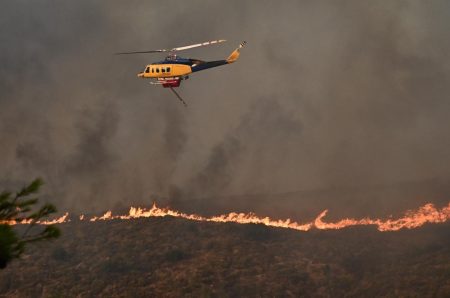 Κάρπαθος: Συνεχίζονται οι μάχες με τις φλόγες – Στη μάχη και ένα ελικόπτερο