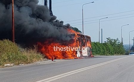 Θεσσαλονίκη: Λεωφορείο τυλίχθηκε στις φλόγες στα Κουφάλια (Βίντεο)