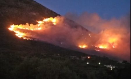 Μαίνεται η φωτιά στην ανατολική Μάνη