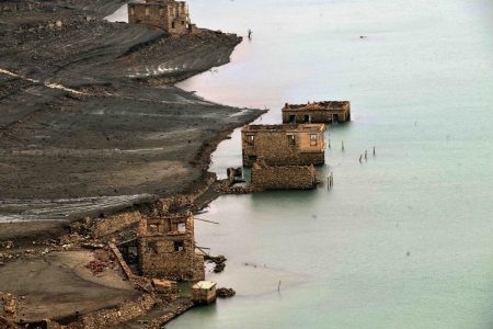 Η λειψυδρία απειλεί την Αττική: Στερεύει ο Μόρνος, αποκαλύφθηκε το βυθισμένο χωριό Κάλλιο