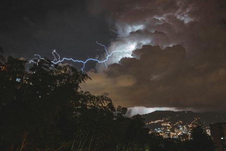 Κακοκαιρία: Επικίνδυνες οι επόμενες 48 ώρες – Καταιγίδες, κεραυνοί και μπουρίνια