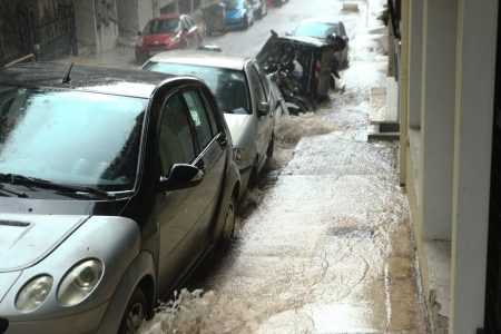 Στην Αττική η κακοκαιρία: Πού βρέχει τώρα στην Αθήνα – Εμφραγμα στους δρόμους – Live η κίνηση