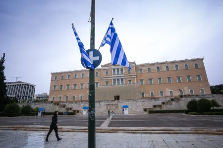 Σύνταγμα: Επεισόδια μεταξύ ΜΑΤ – διαδηλωτών – Χημικά και 22 προσαγωγές