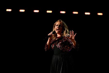 Adele: Σταματάει τις εμφανίσεις της – Τι είπε κλαίγοντας