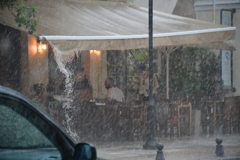 Κακοκαιρία AΤΕΝΑ: Οι 3 φάσεις εξέλιξής της – Πότε υποχωρεί – Live η πορεία της