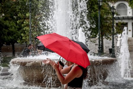 Καιρός: Βροχές στην Αττική, βοριάδες στο Αιγαίο – Πότε θα αλλάξει το σκηνικό