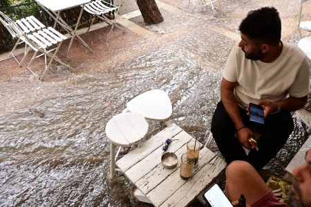 Κακοκαιρία ATENA: Ποτάμια οι δρόμοι της Αθήνας μέσα σε λίγα λεπτά καταιγίδας – Εικόνες και βίντεο