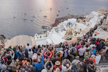 Ένωση Ξενοδόχων: Επείγουσα Έκκληση για Βιώσιμο Τουρισμό στη Σαντορίνη