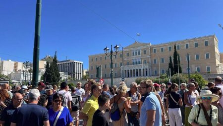 Σύνταγμα: Αποκλεισμένη η πλατεία – Επί ποδός οι Αρχές λόγω ύποπτου αντικείμενου