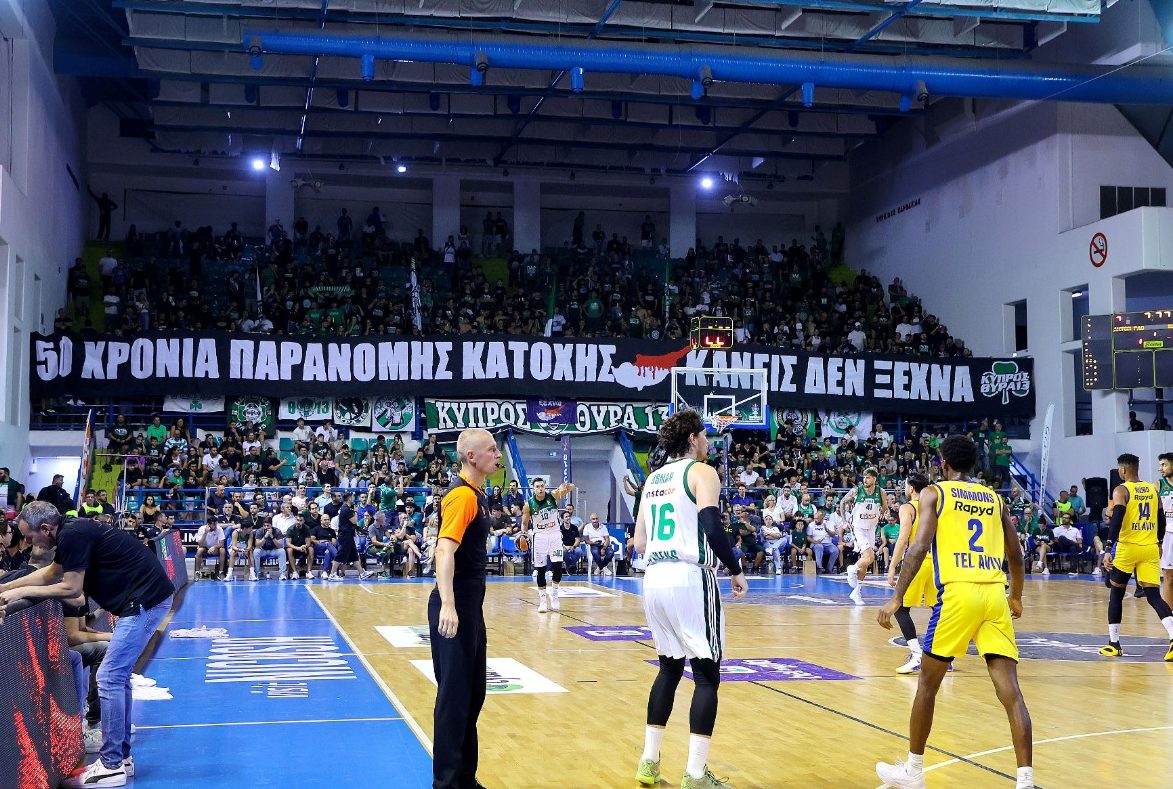 Το πανό για τα 50 χρόνια κατοχής της Κύπρου ενόχλησε τον Αταμάν – Τι έγραψε