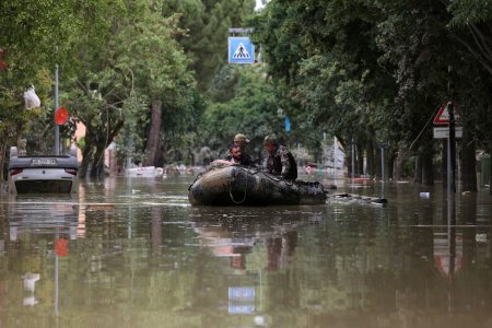 Κακοκαιρία boris: Στο ελεός του η Ιταλία – Νεκρός πυροσβέστης από τα ορμητικά νερά