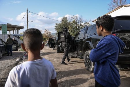 Φυλή: Τουλάχιστον 10 συλλήψεις σε καταυλισμό Ρομά – Βρέθηκαν όπλα και λίρες