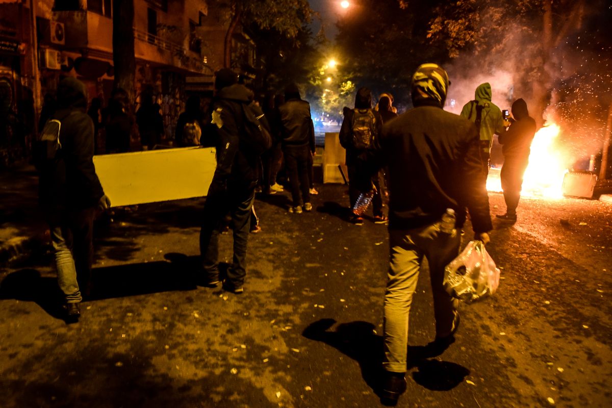 Εξάρχεια: Επίθεση κουκουλοφόρων με μολότοφ στα ΜΑΤ