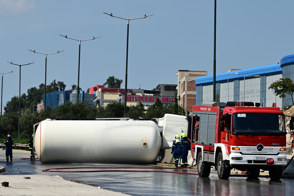 Ανατροπή βυτιοφόρου: Εκκενώνεται η δομή του Σχιστού για λόγους ασφαλείας