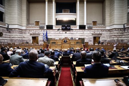 Βουλή: Μασάζ υπουργών της κυβέρνησης σε βουλευτές της ΝΔ – Σηκώνει τα μανίκια η αντιπολίτευση