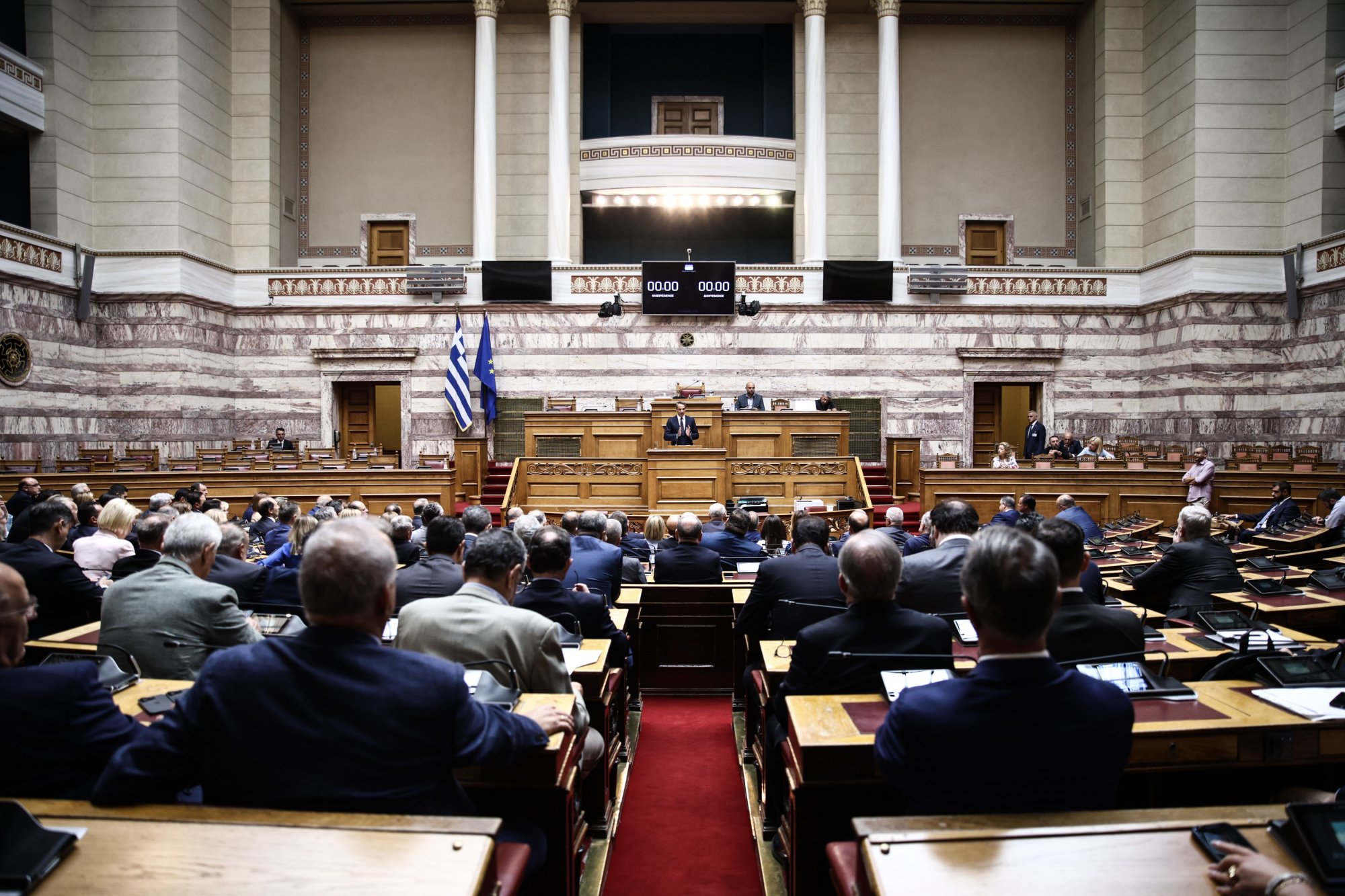 Μπουζούκια, κλαρίνα και ζεϊμπέκικο στην Ολομέλεια της Βουλής