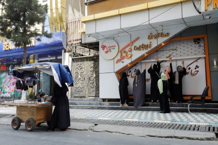 Αφγανιστάν: Μπλόκο στο γέλιο, μούσι όσο μια γροθιά – Ασφυξία από τους νέους νόμους