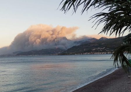 Μαίνεται η μεγάλη φωτιά στο Ξυλόκαστρο – Μπαράζ από το 112