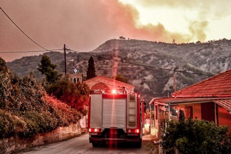 Φωτιά στο Ξυλόκαστρο: Πώς έχασαν τη ζωή τους οι δύο άνδρες – Συνεχείς αναζωπυρώσεις