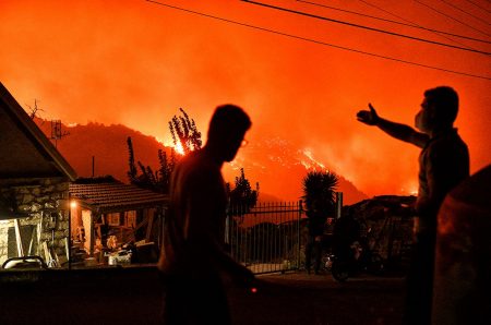 Φωτιά στο Ξυλόκαστρο: Δύο νεκροί – Διάσπαρτες εστίες, ζημιές και σε σπίτια