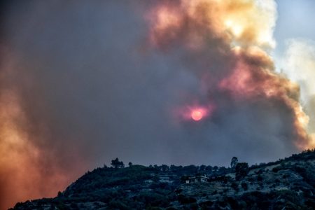 Φωτιά στο Ξυλόκαστρο: Πέρασαν στην Ακράτα οι φλόγες – Τραυματίστηκε υποπυραγός