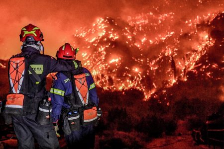 Δεύτερη νύχτα αγωνίας στο Ξυλόκαστρο – Εκλεισε λόγω της φωτιάς η Εθνική Οδός