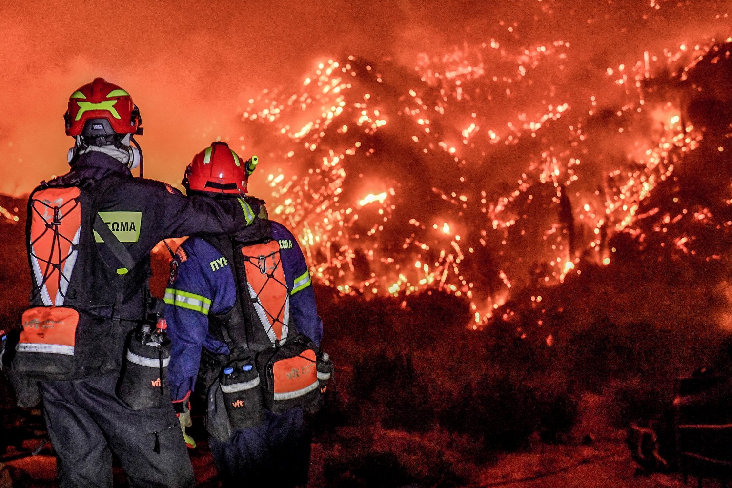 Δεύτερη νύχτα αγωνίας στο Ξυλόκαστρο – Εκλεισε λόγω της φωτιάς η Εθνική Οδός