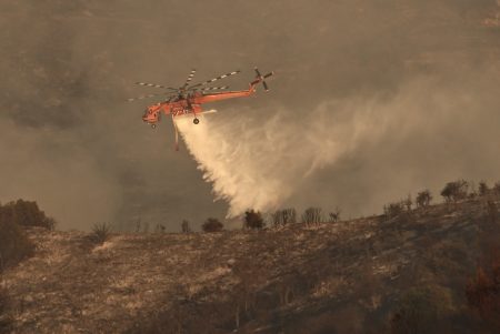 Φωτιά στην Κορινθία: Μάχη με διάσπαρτες εστίες – Μαίνεται για τέταρτη μέρα η πυρκαγιά