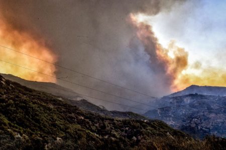 Ξυλόκαστρο: Μάχη σε διάσπαρτες εστίες, κλειστή η Αθηνών-Πατρών – Υπήρξε αμέλεια;