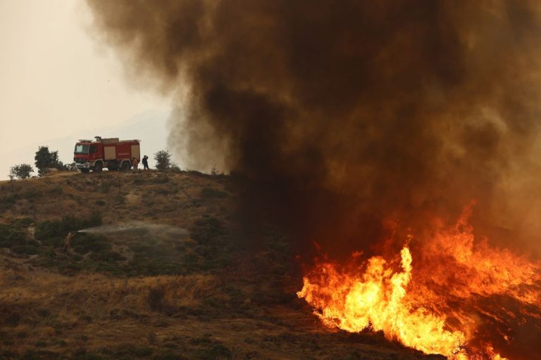 Φωτιά στην Κορινθία: Καίει ανεξέλεγκτα σε πολλές εστίες – Βόρεια των Τρικάλων το μεγάλο μέτωπο