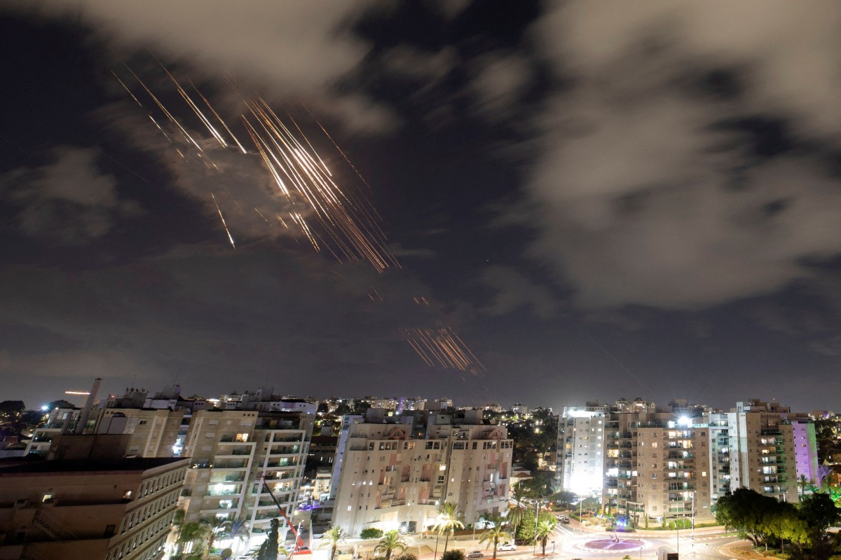 Το Ιράν επιτέθηκε στο Ισραήλ με εκατοντάδες βαλλιστικούς πυραύλους