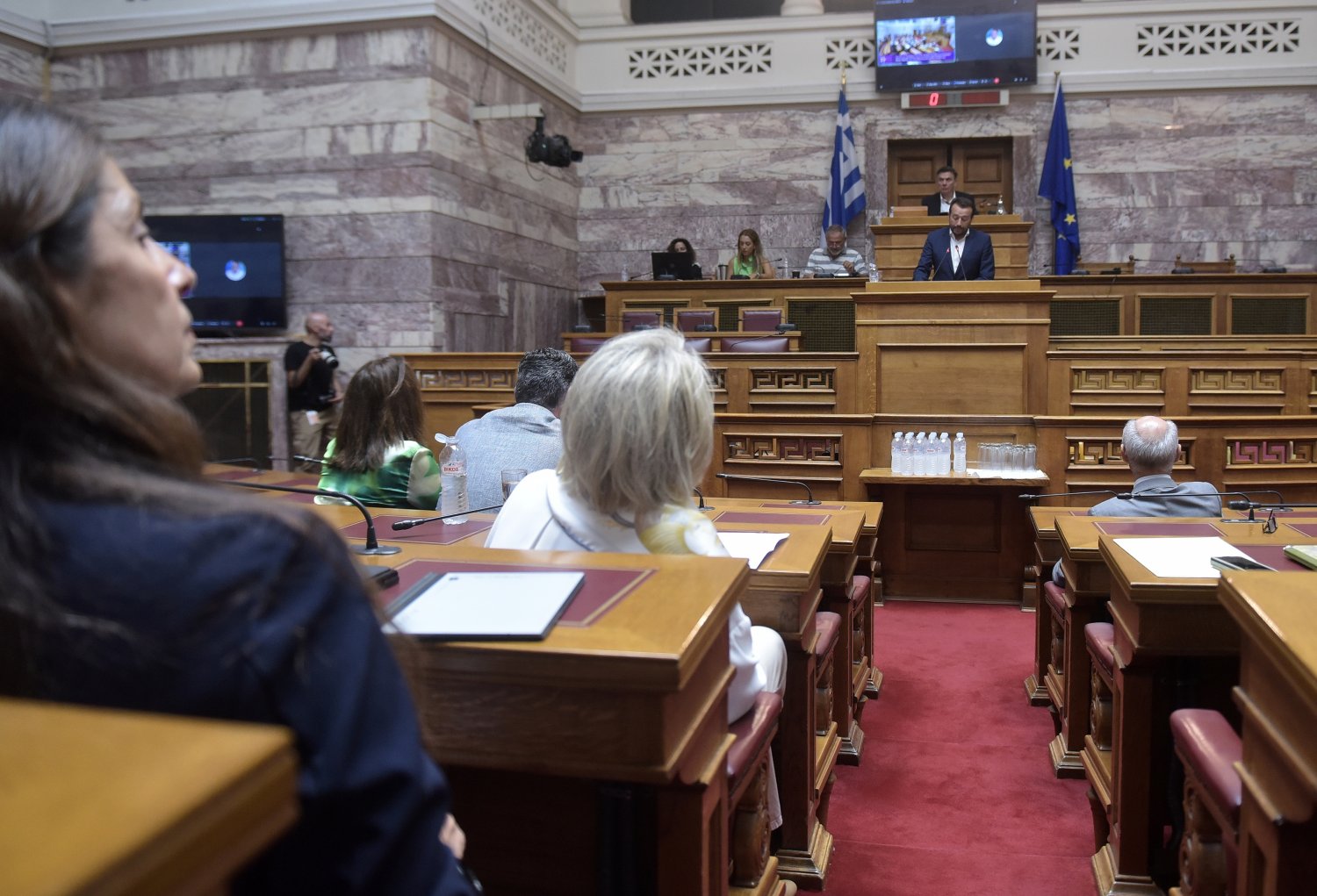 Ο ΣΥΡΙΖΑ ψάχνει απαντήσεις για τραπεζικές προμήθειες και διαφορά επιτοκίων