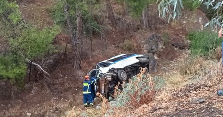 Καισαριανή: Ασθενοφόρο τούμπαρε σε χαράδρα – Τρεις τραυματίες