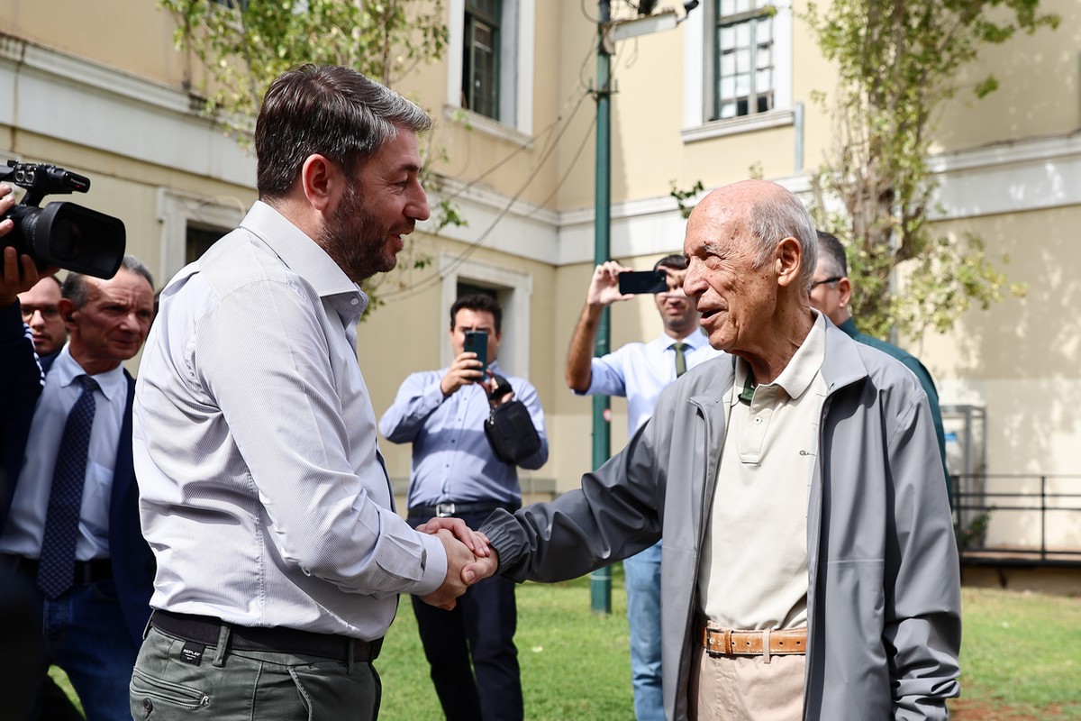 Εκλογές ΠαΣοΚ: Ο εγκάρδιος χαιρετισμός Σημίτη με Ανδρουλάκη