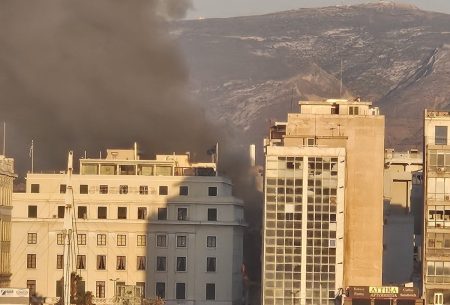 Φωτιά τώρα στον Πειραιά, σε αποθήκη πίσω από τον σταθμό του ΗΣΑΠ