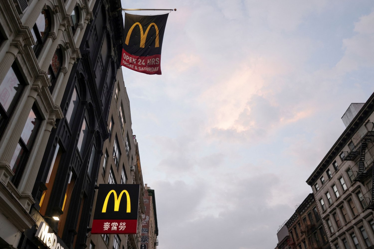 McDonald’s: Βλέπει συνωμοσία και τα βάζει με όλους – Ποιους μήνυσε και τι ζητάει