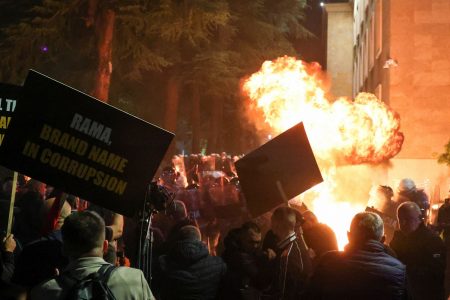 Αλβανία: Επεισόδια με 13 τραυματίες σε διαδήλωση στα Τίρανα κατά Εντι Ράμα