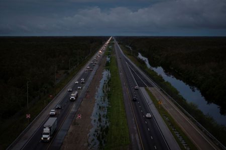 Κυκλώνας Μίλτον: Ερημώνουν πόλεις, κλείνουν αεροδρόμια – «Ζήτημα ζωής και θανάτου» λένε οι Αρχές