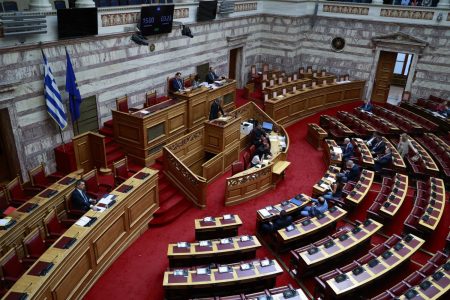 Βουλή για εκλογή Τραμπ: Το «τέλος της woke ατζέντας» και το «ποιος απ΄τους σωτήρες θα μας προστατέψει»