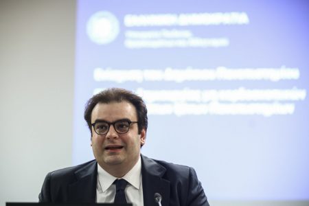 Πιερρακάκης: Αναγκαία η συνύπαρξη τεχνητής νοημοσύνης και παιδείας