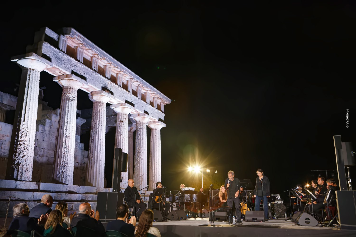 Στο φως της Αφαίας: μια μυσταγωγική εμφάνιση του Σταύρου Ξαρχάκου