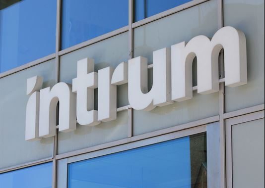 Intrum: Αναζητά προστασία από τους πιστωτές για να γλιτώσει την πτώχευση