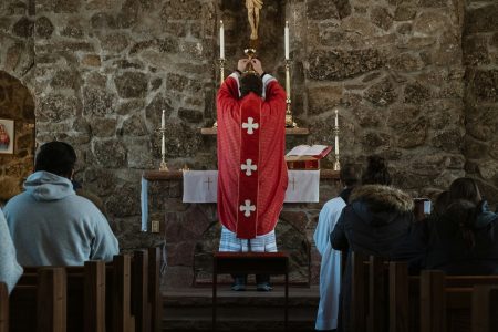 Καθολική εκκλησία: Πρόσωπο με ποινικές εμπλοκές ο παραλήπτης του μαύρου χρήματος