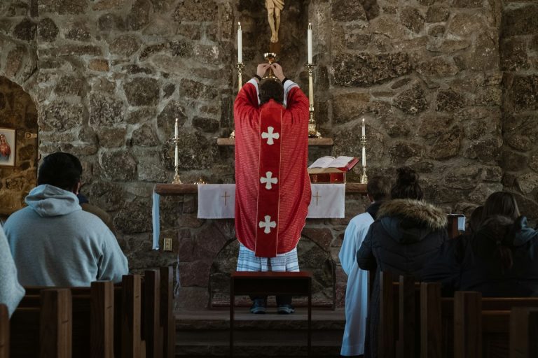 Καθολική εκκλησία: Πρόσωπο με ποινικές εμπλοκές ο παραλήπτης του μαύρου χρήματος