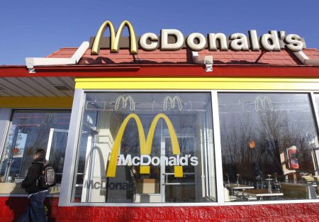 E.coli στα μπέργκερ των McDonald’s: Τι προκαλεί, πώς μεταδίδεται, ποιοι κινδυνεύουν